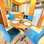 Finikoudes Fabulous 아파트